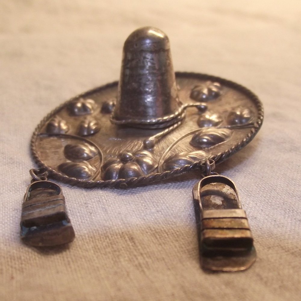 Hat and sandals pin - silver Mexico